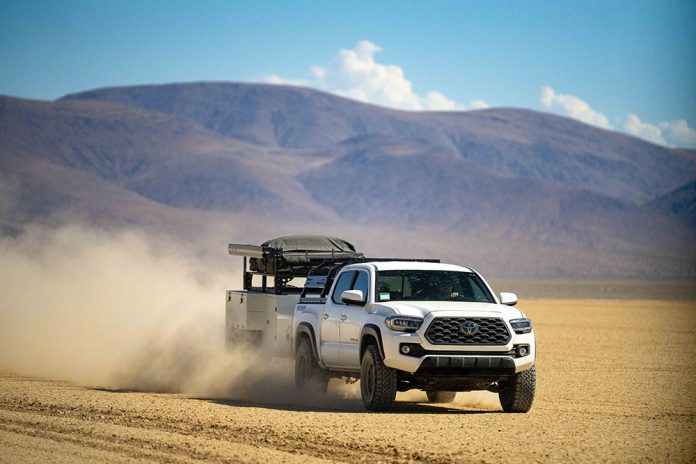 sno trailers alpine driving in desert