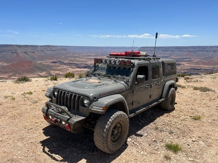 jeep gladiator with topper