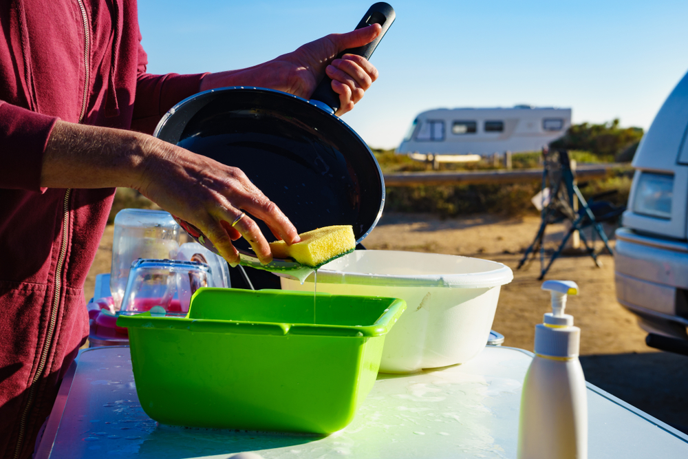 washing dishes while camping