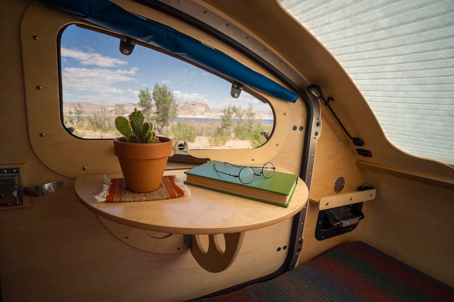 vistabule flip-up door side table