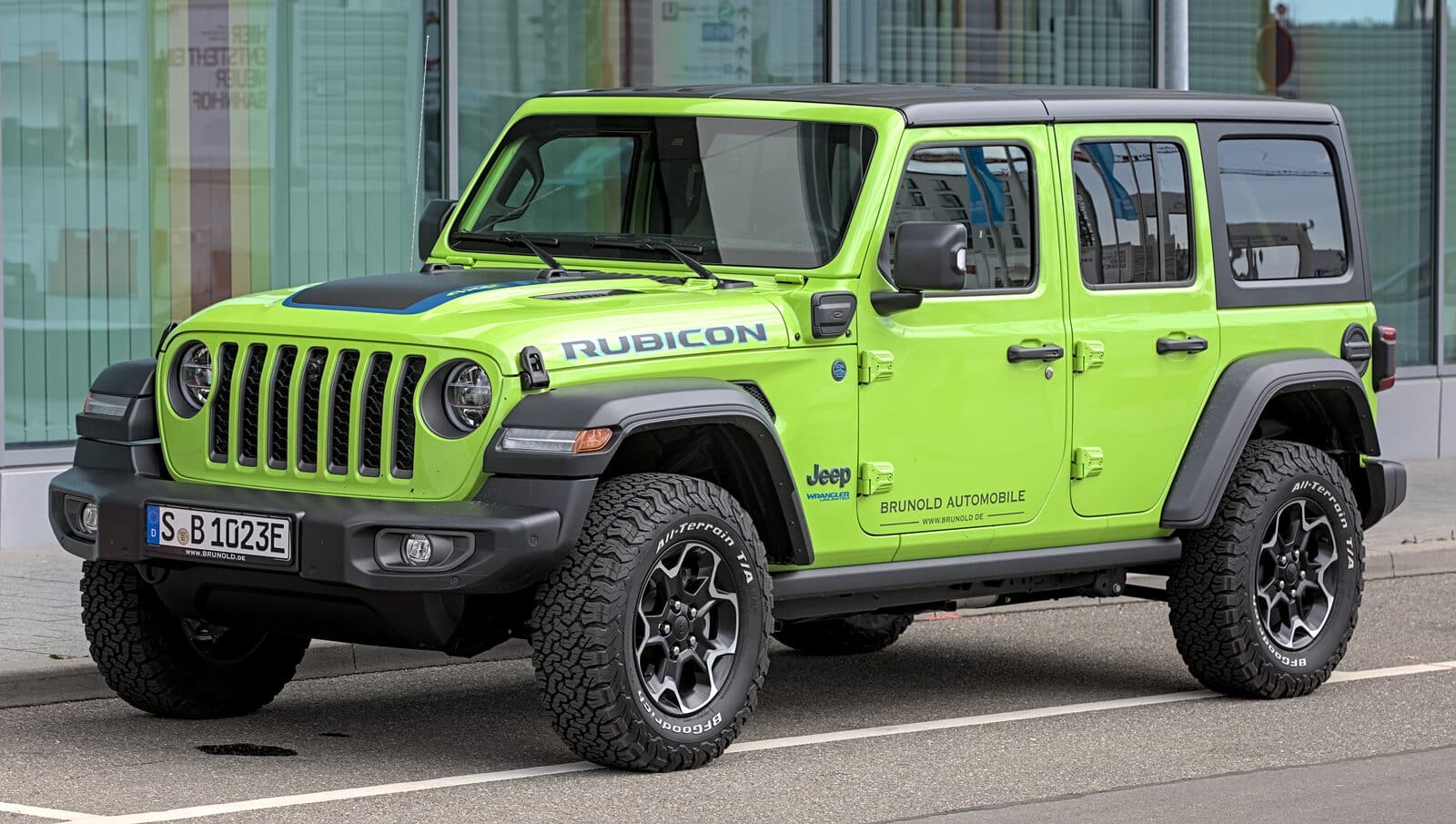 Jeep Wrangler Rubicon 4xe Rubicon 4xe plug-in hybrid variant, left-front view