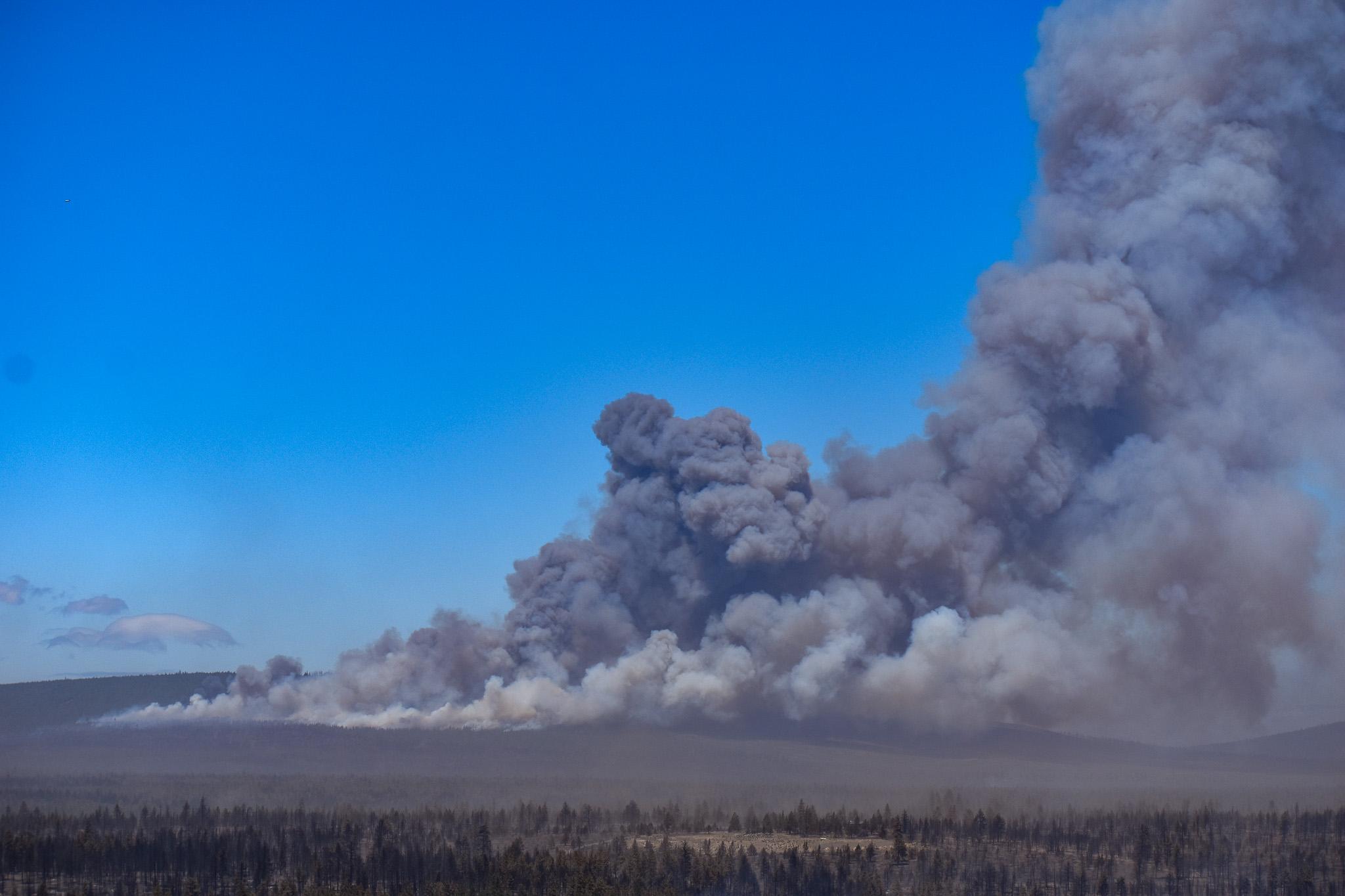 Smoke column from the Akawa Butte Fire seen during a division briefing, July 25, 2026