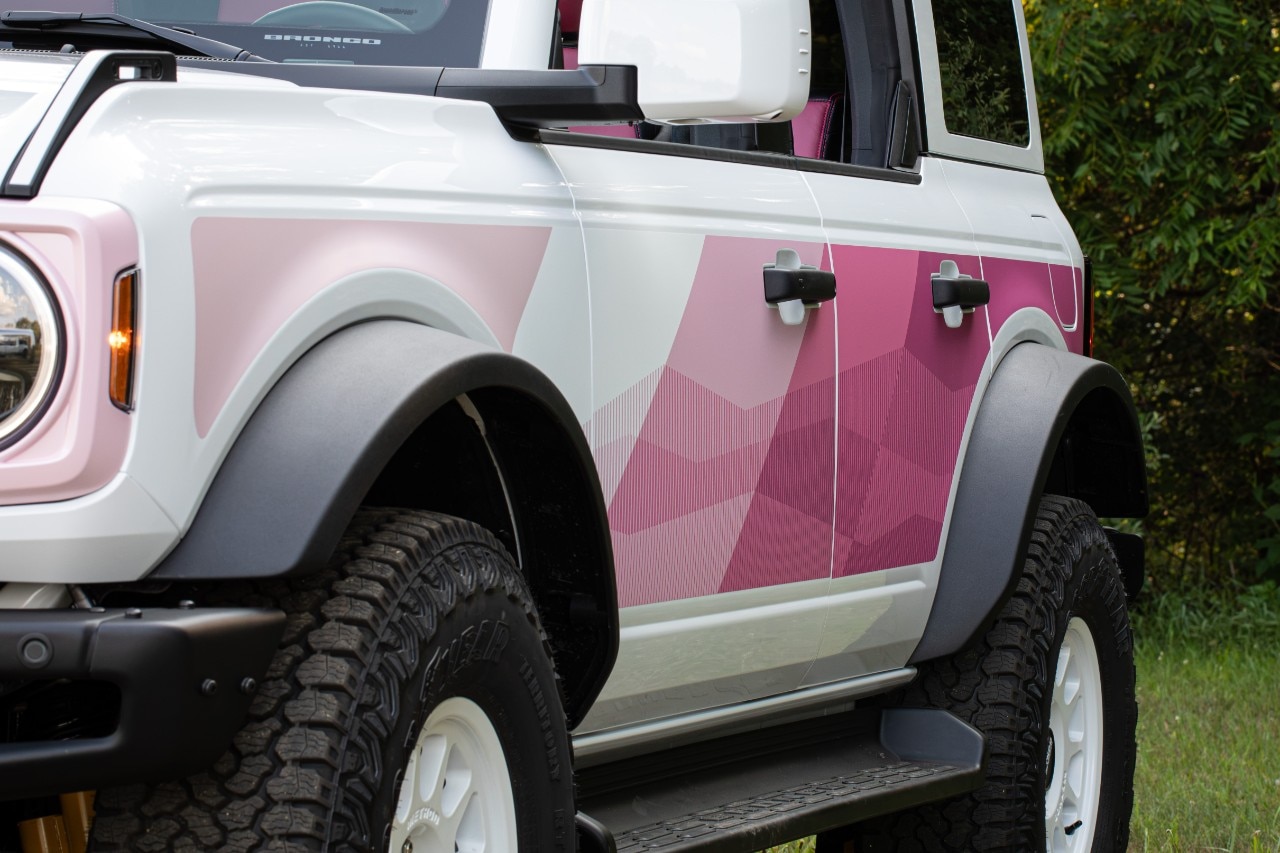 Close-up of the magenta and pink dune graphic on a Ford Bronco Desert Rising fender