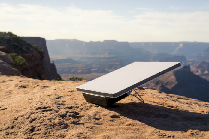 Starlink Mini with a Devos AMPak 145 battery overlooking Grand Canyon