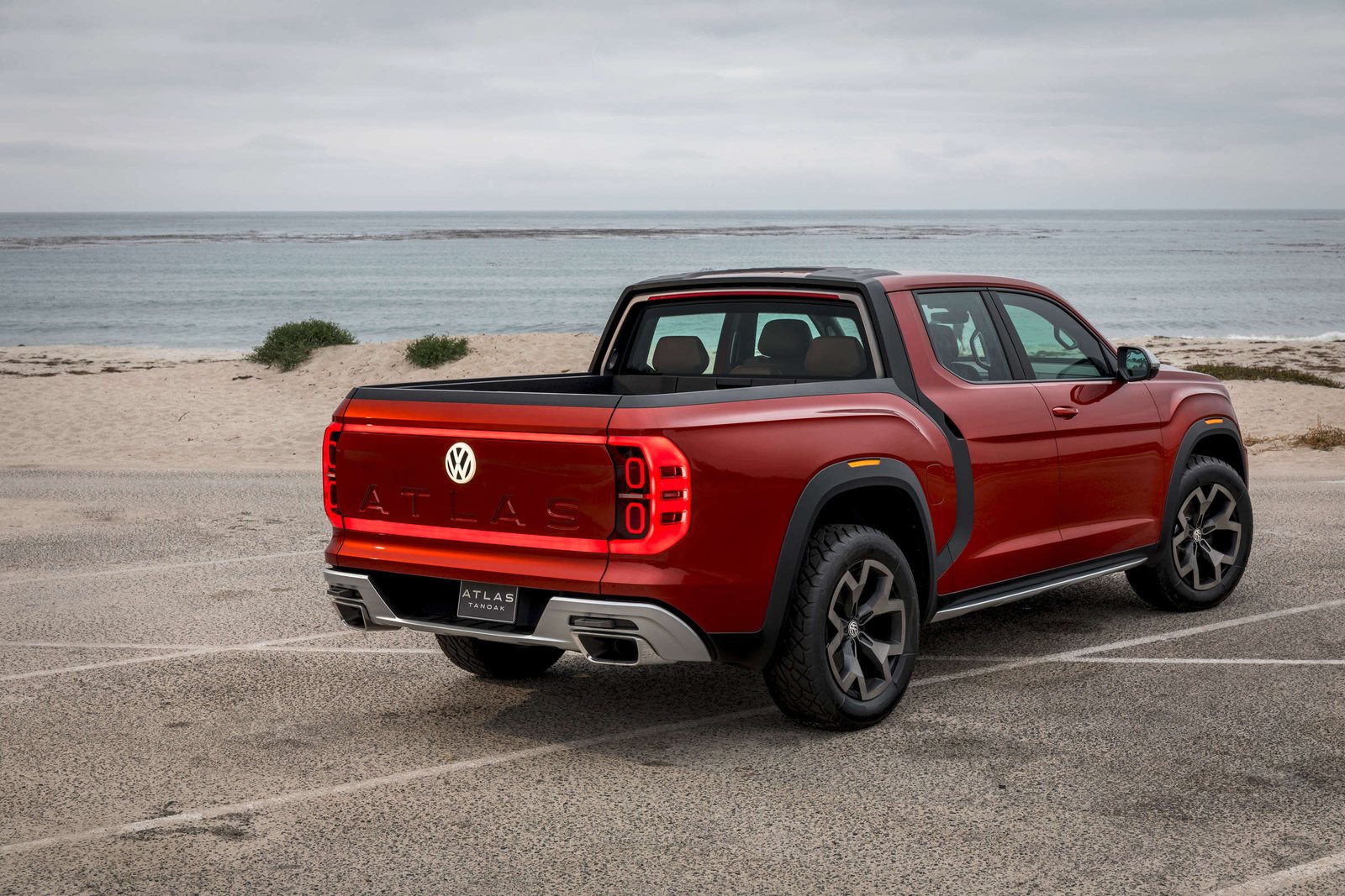 VW Atlas Tanoak concept bed and tailgate with illuminated ATLAS lettering
