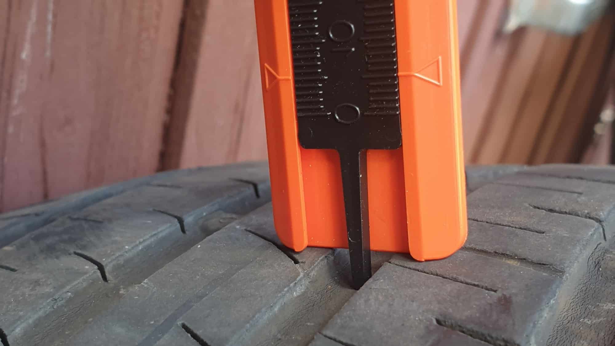 Measuring tread for a warranty claim Tread depth gauge measuring tread for a tire warranty claim