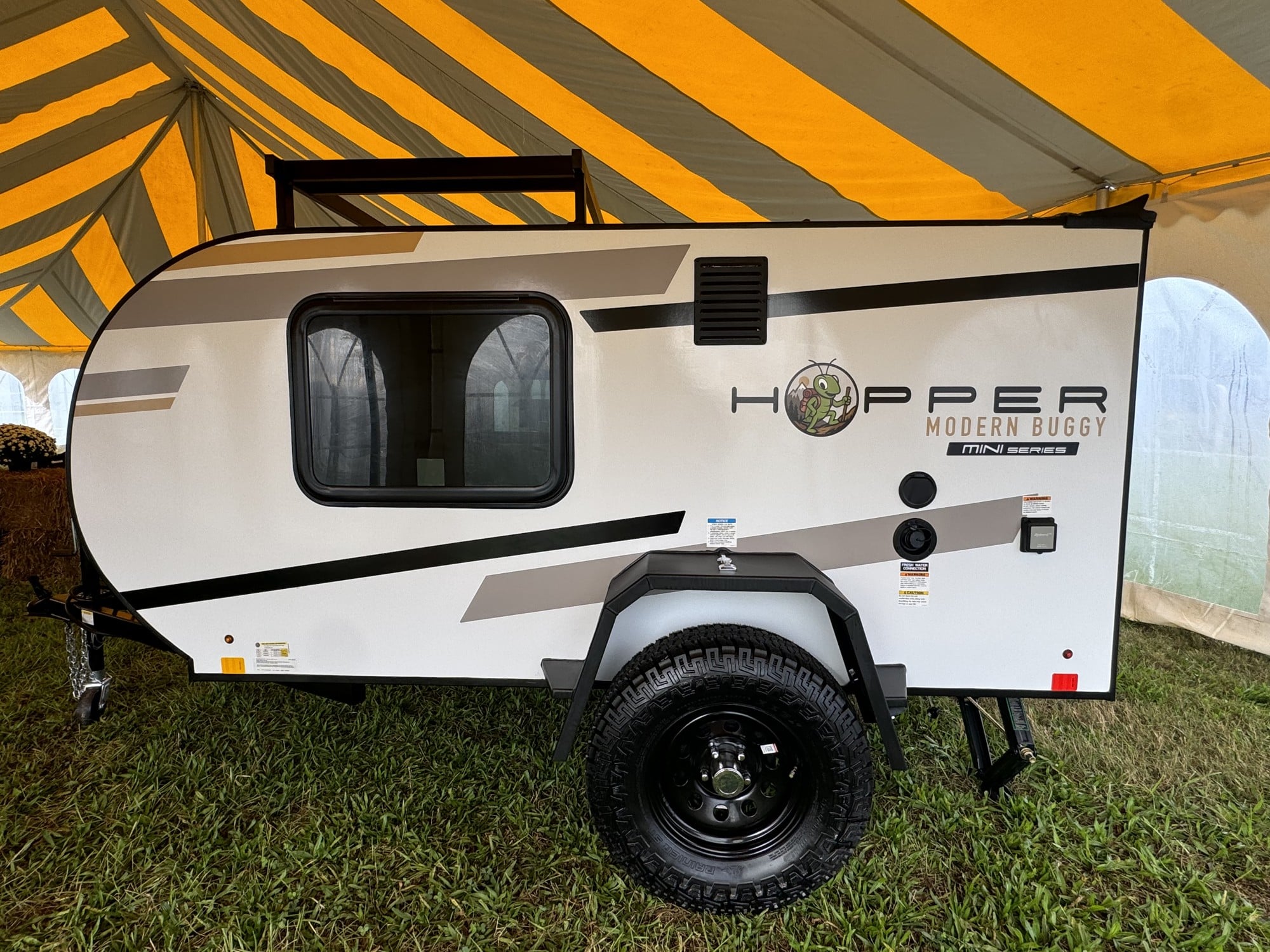 Hopper Mini Squaredrop Trailer: 1,150 lbs, 14 in Clearance
