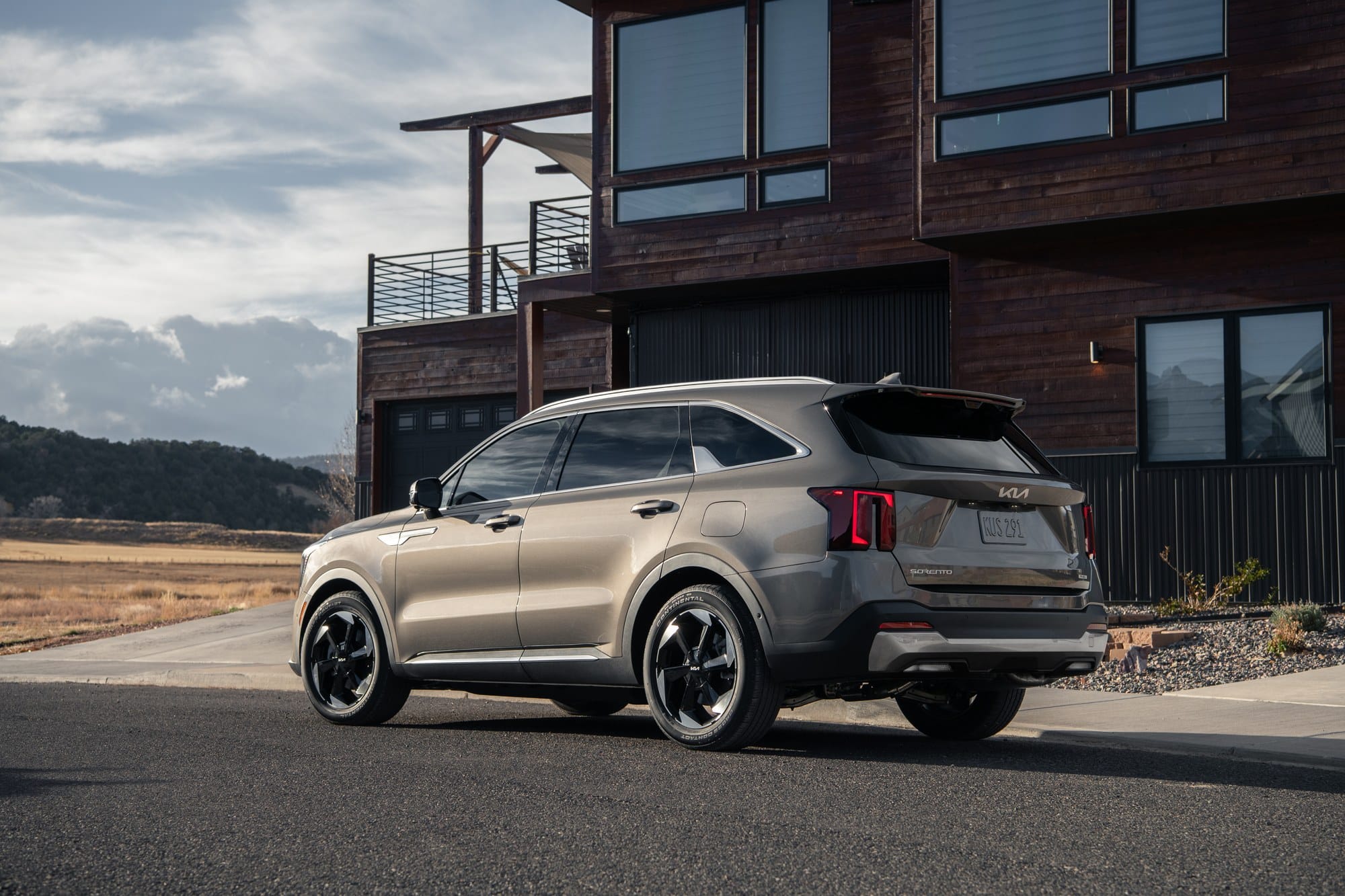 2027 Kia Sorento PHEV single trim 2027 Kia Sorento PHEV X-Line rear three-quarter view, three-row plug-in hybrid SUV